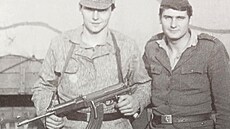 Hokejová legenda Ivan Hlinka jako voják se samopalem.