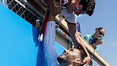 Kajaká Josef Dostál pichází po vyhraném finále za svojí matkou Evou...