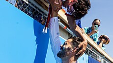 Kanoista Josef Dostál se raduje ze zlaté medaile se svoji matkou Evou...