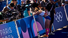 Vyavená Tereza Hrochová v cíli olympijského maratonu.