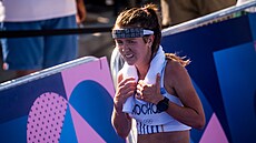 Vyavená Tereza Hrochová v cíli olympijského maratonu.