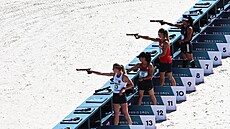 Lucie Hlavá�ková (�ervený dres) mí�í na ter�.