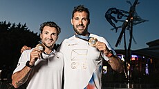 Josef Dostál a Martin Fuksa pózují se zlatými medailemi.