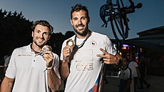 Josef Dostál a Martin Fuksa pózují se zlatými medailemi.