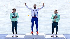Josef Dostál slaví olympijské zlato.