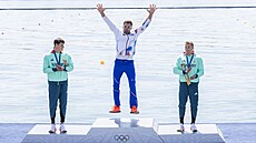 Josef Dostál slaví olympijské zlato.