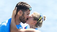 Josef Dostál slaví s p�ítelkyní olympijské zlato.