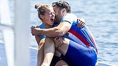 Josef Dostál slaví s p�ítelkyní olympijské zlato.