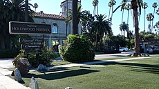 Hbitov Hollywood Forever, zaloený v roce 1899, je zapsaný v Národním registru...