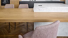 Kuchyský ostrvek.je obloený deskami z materiálu Technistone.