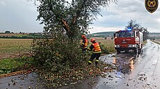 Hasii po boukách ve Zlínském kraji erpali vodu, odklízeli i popadané stromy....