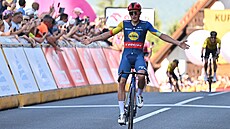 Belgický cyklista Thibau Nys vyhrává etapu závodu Kolem Polska.