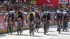 Nizozemský cyklista Olav Kooij (t�etí zleva) se �ití do cíle 5. etapy závodu...