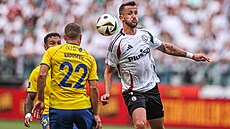 Tomá� Pekhart (vpravo) z Legie Var�ava v zápase s  s Bröndby Koda�.