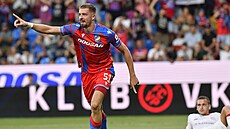 Plze�ský Daniel Va�ulín se raduje z gólu v zápasu s Kryvbasem.