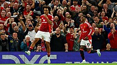 Joshua Zirkzee (vlevo) z Manchesteru United slaví gól v zápase s Fulhamem.