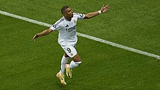 Kylian Mbappé. slaví v prvním zápase v dresu Realu Madrid první gól.