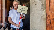 Herci Jiímu Dvoákovi se líbil nápad fotografa MF DNES, postavil se ped sklep...