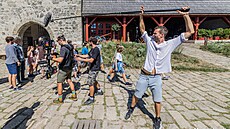 Na nádvoí Kuntické hory vchází dvacítka dtí, které spolu s herci Markem...