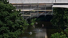 V Lokti na Sokolovsku za�ala oprava ikonického obloukového mostu p�es Oh�i....