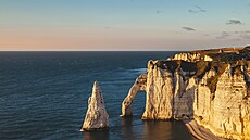 Proslulé bílé útesy v Étretat.