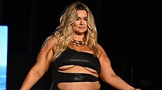 Plus size modelka Hunter McGrady na p�ehlídce plavek magazínu Sports...