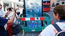 Sklenná policejní budka v centru Londýna, která vypadá jako nádr s piranmi,...