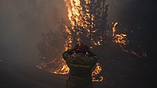 Ú�ady v regionech �ecka vyhlásily vysokou pohotovost kv�li  po�ár�m. (11. srpna...