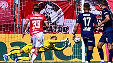 Branká� Slovácka Milan He�a likviduje �anci Pardubic.