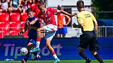 Pardubický Tomá� Polyák (vpravo) se sna�í udr�et balon p�ed Pavlem Juro�kou v...