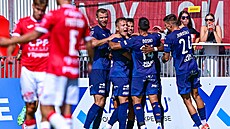 Radost fotbalist� Slovácka po gólu do sít� Pardubic.