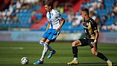 Zálo�ník Baníku Tomá� Rigo (12) vede balon v utkání s Hradcem.