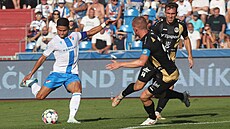 Ostravský k�ídelník Ewerton pálí v utkání s Hradcem Králové.