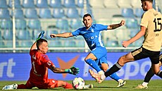 Akce, po které dala Boleslav druhý gól. Tomá Ladra stílí podél budjovického...