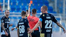 Hradecký zálo�ník Jakub Ku�era dostává �ervenou kartu v utkání s Baníkem.