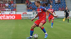 Plze�ský úto�ník Daniel Va�ulín v akci proti Karviné.