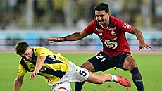 Benjamin Andre (v erveném) z Lille tlaí na Ismaila Yukseka z Fenerbahce.