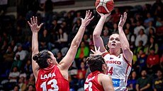 �eská basketbalistka Julia Reisingerová st�ílí na mexický ko�.
