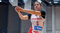 �eská basketbalistka Julie Pospí�ilová se protahuje.