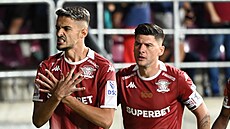 Albion Rrahmani (vlevo) a Cristian Ionut Sapunaru v dresech Rapidu Bukure��