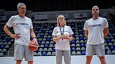 Trené�i �eských basketbalistek Petr Treml, Romana Ptá�ková a Martin Ba�ta...