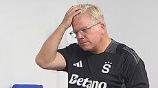 Lars Friis, trenér Sparty, mí�í na tiskovou konferenci p�ed zápasem s FCSB v...