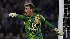 Mads Hermansen ídí obranu Leicesteru.