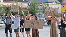 N�kte�í diváci v Hronov� demonstrovali po inscenaci Pro� mu�i neposlouchají a...