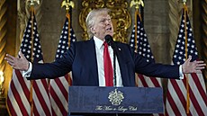 Kandidát na amerického prezidenta Donald Trump na tiskové konferenci hovoí k...
