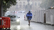 Lidé na Václavském námstí v Praze utíkají ped detm. (18. srpna 2024)