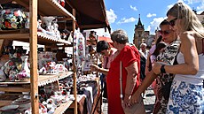 Na slavnostech nesm�jí chyb�t ani prodejci ru�n� malované chodské keramiky v...