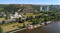 Lodní zásobování sni�uje zatí�ení silni�ní sít� (betonárna Libe� s p�ístavi�t�m...