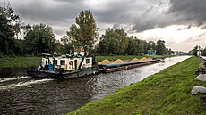 Nákladní lo� p�ivá�í 1 000 tun písku pro betonárnu Libe� (Troja)