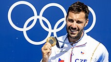 Kajaká Josef Dostál se raduje ze zlaté medaile.